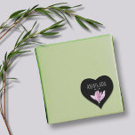 Lila Magnolia-Flora-Gastgeschenk Hochzeit auf Schw Herz-Aufkleber<br><div class="desc">Personalisierte,  lila Magnolienblüte,  Siegel,  weiße Stickereien,  die auf einem schwarzen Hintergrund mit schicken,  weißen Schriftzeichen verziert sind. Ideal für Hochzeitsfeier,  Brautparty,  Hochzeitseinladungen und vieles mehr. In verschiedenen Formen erhältlich. PAKETE IN unserem Geschäft.</div>