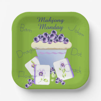 Lila Mahjong-Kacheln und Blaubeer-Cupcake  Pappteller