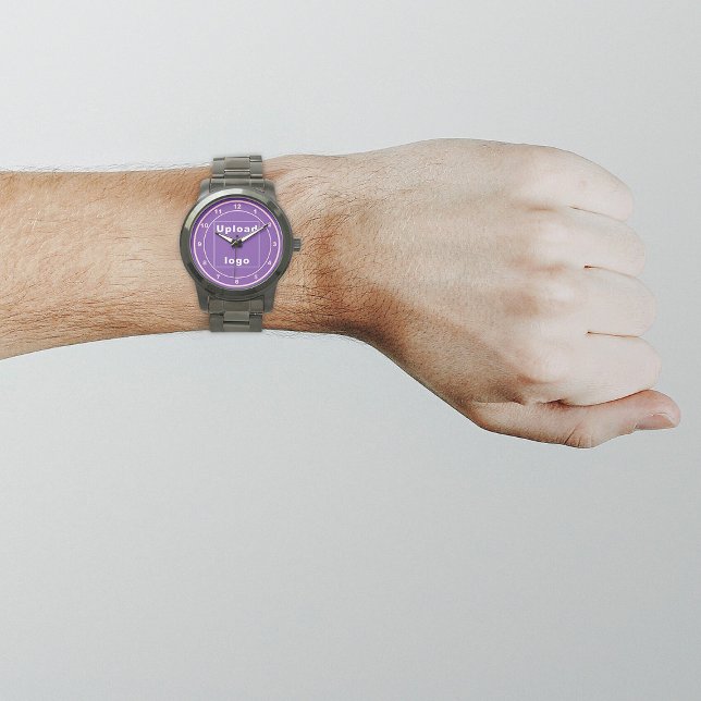 Lila Markenbezeichnung für Männer Armbanduhr (Your business logo with purple background on men's watch.)