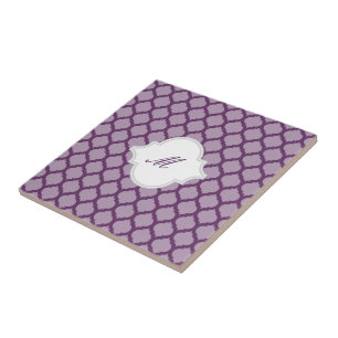 Lila marokkanisches Muster mit Monogram-Tile-Trive Fliese