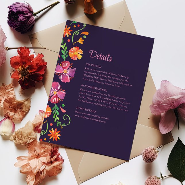 Lila mexikanische Fiesta Hochzeitsdetails Einladung (Purple Mexican Floral Fiesta Wedding Details Invitation on a table surrounded with colorful flowers)