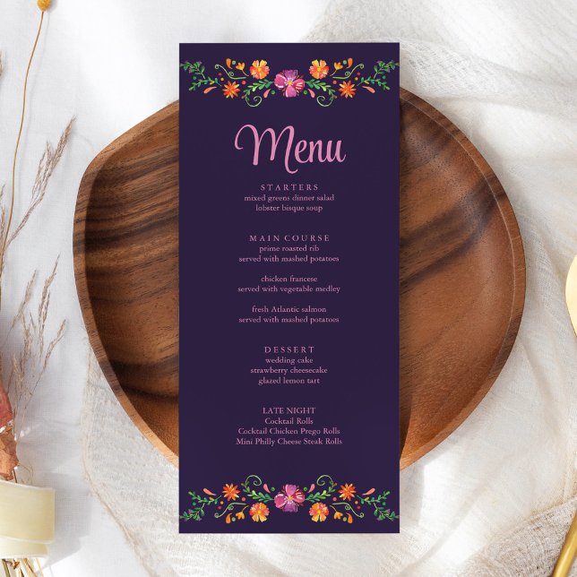 Lila mexikanische Hochzeit mit floraler Fiesta Menükarte (Purple Mexican Vibrant Floral Fiesta Wedding Menu on a white wedding table.)