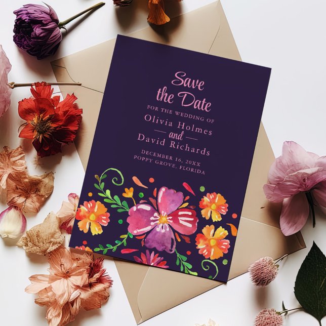 Lila mexikanische Lebensblüte Fiesta Save the Date Einladung (Purple Mexican Vibrant Floral Fiesta Save the Date Invitation on a table surrounded with flowers.)