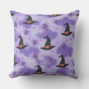 LILA MIT HALLOWEEN WITCHES HATTEN & SPIDERS KISSEN