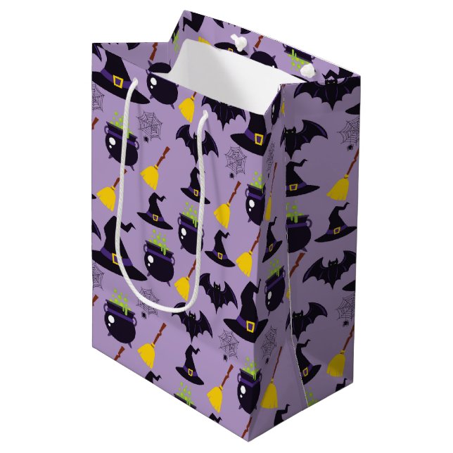 LILA MIT SCHWARZEN HALLOWEEN HATTEN ZIMMER MITTLERE GESCHENKTÜTE (Vorderseite Schrägansicht)