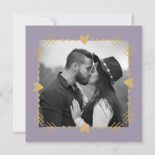 Lila moderne Hochzeit mit goldenen Herzen Einladung