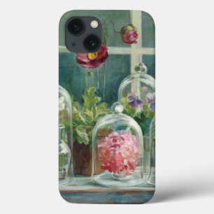 Lila Mohnblumen auf einem Windowsill iPhone 13 Hülle