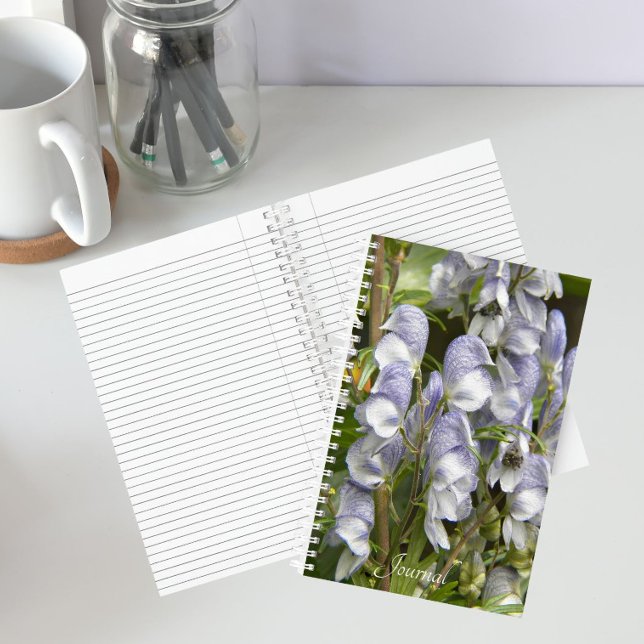 Lila Monkshood-Blume Notizbuch (In Situ)