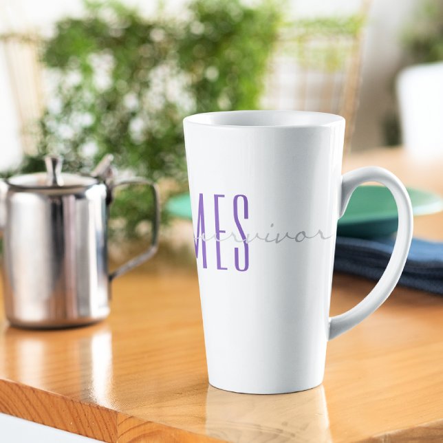 Lila Monogram Soft Gray Ich bin ein Überlebender v Milchtasse (Von Creator hochgeladen)
