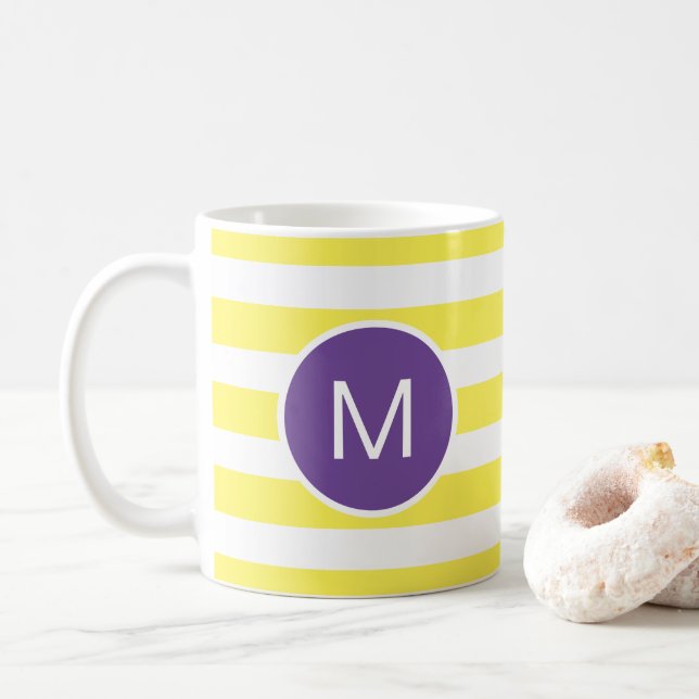 Lila Monogramm mit gelbem Streifen (benutzerdefini Kaffeetasse (Mit Donut)