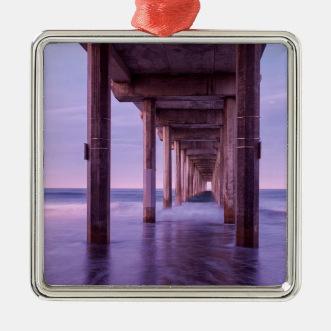 Lila Morgendämmerung auf Scripps Pier Ornament Aus Metall (Vorne)