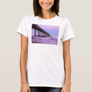 Lila Morgendämmerung über Pier, Kalifornien T-Shirt
