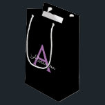 Lila Name der Girl-Monogram-Datei Kleine Geschenktüte<br><div class="desc">Schwarze und Lila einfache Script Monogram Name Geschenktasche. Das macht den perfekten 16 Geburtstag,  Hochzeit,  Brautparty,  Jubiläum,  Babydusche oder Junggeselinnen-Abschied Geschenktasche für jemanden,  der Lieben glamourösen Luxus und schicke Stile.</div>