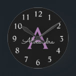 Lila Name der Girl-Monogram-Datei Runde Wanduhr<br><div class="desc">Lila und schwarze einfache Skriptmonogrammnamensuhr. Das macht den perfekten 16 Geburtstag,  Hochzeit,  Brautparty,  Jubiläum,  Babydusche oder Junggeselinnen-Abschied Geschenk für jemanden,  der Lieben glamourösen Luxus und schicke Stile.</div>