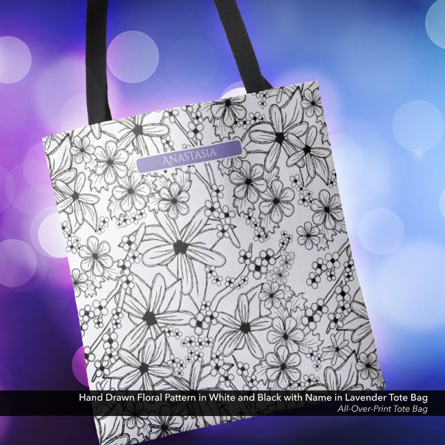 Lila Name des handgezeichneten schwarzen Musters (Tote Bag: Hand Drawn Floral Pattern in Black White, Personalized with Name in Lavender/Purple.)