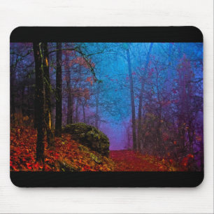 Lila Nebel aus gestrichenem Wald Mousepad