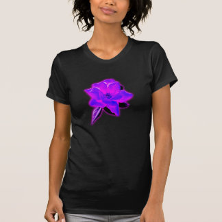 Lila Neonglühen der mystischen Rose T-Shirt