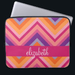 Lila orange Zickzack Muster in Pink Laptopschutzhülle<br><div class="desc">Ein trendiges Muster mit einem eleganten Schriftart,  der für eine weibliche Frau entworfen wurde. Fügen Sie Ihren Namen oder Ihre Monogramm hinzu. Wenn Sie das Kunstwerk anpassen müssen,  klicken Sie auf die Schaltfläche Anpassen,  um Änderungen vorzunehmen.</div>