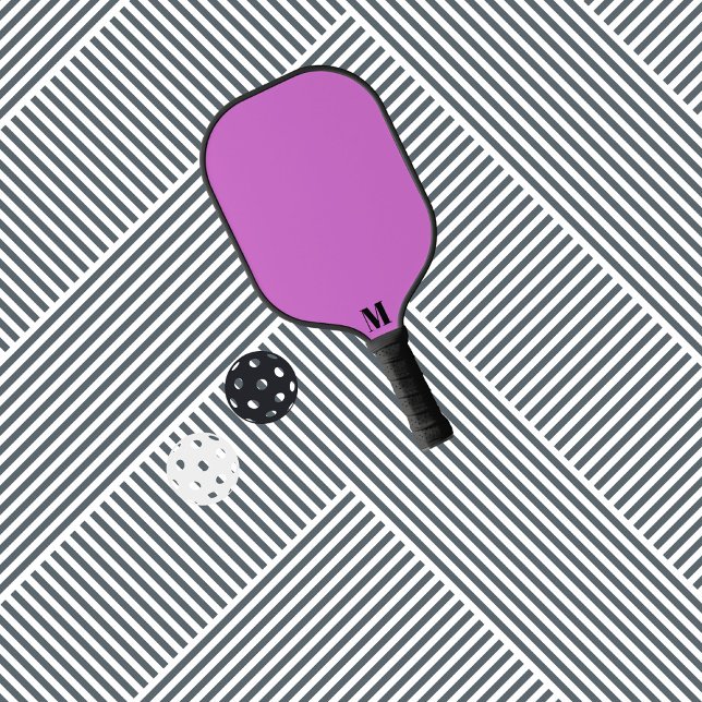 Lila Orchid-Funk und Schwarz-Modern-Monogramm Pickleball Schläger (Von Creator hochgeladen)