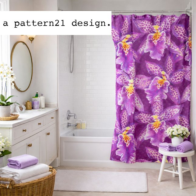 Lila Orchideenmuster Duschvorhang (Vibrant orchid blooms bring tropical color to a fresh spa-style bathroom retreat.)