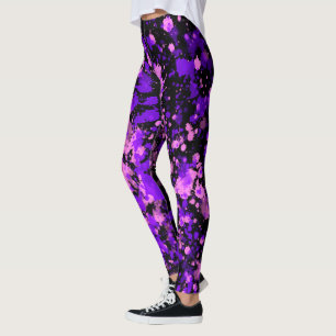 Lila Paint-Spritzer auf schwarzen Leggings