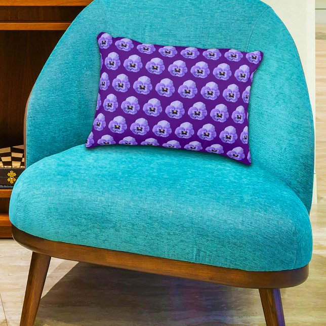 Lila Pansy Blume Nahtloses Muster auf Dekokissen (Purple Pansy flower seamless pattern on accent pillow)