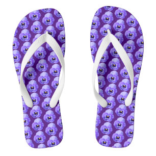 Lila Pansy-Blume Nahtloses Muster auf Flip Flops