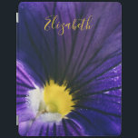 Lila Pansy-Makro-Foto elegant iPad Hülle<br><div class="desc">Modernes und elegantes iPad Cover mit originalem Makrofoto einer schönen lila und gelben Pansy-Blume. Einfach anpassbar,  indem Sie Ihren Namen oder Text Ihrer Wahl auf einem gelben Kalligraphie-Schriftart hinzufügen.</div>