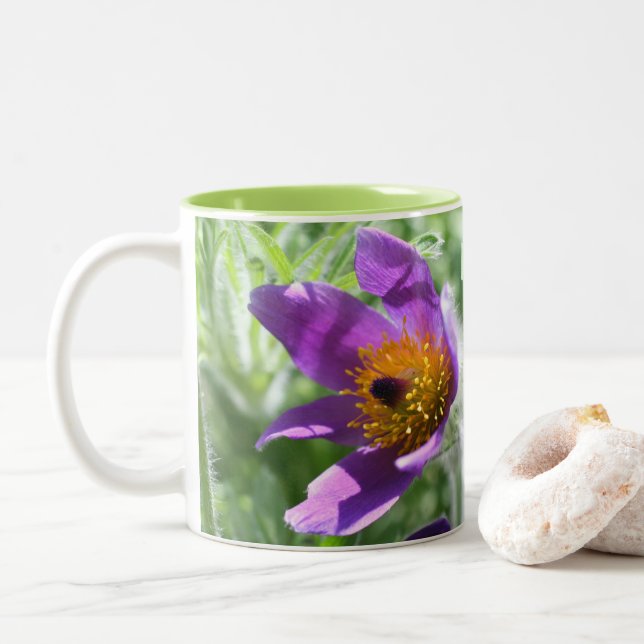 Lila Pasque-Blume Personalisiert Zweifarbige Tasse (Mit Donut)