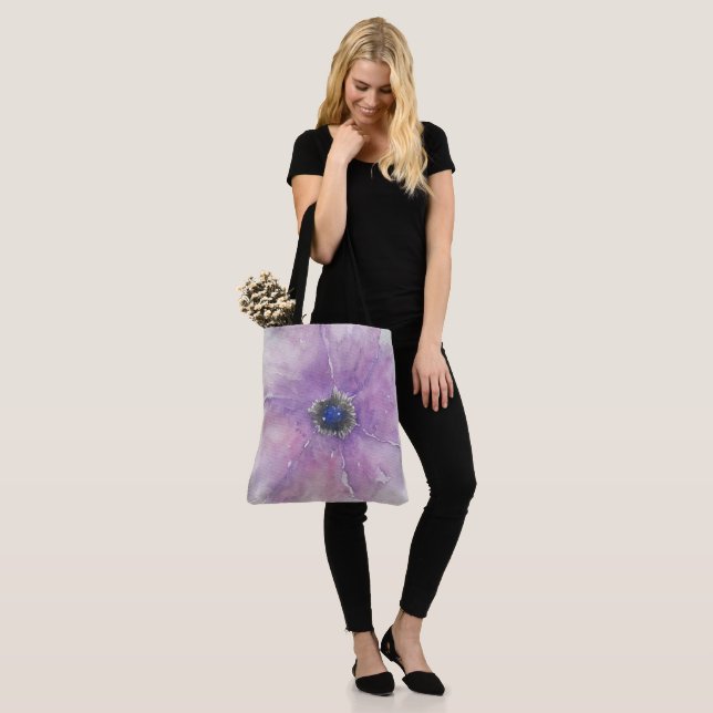 Lila Passion-Blume - All-Over-Print-Tasche (Am Model)