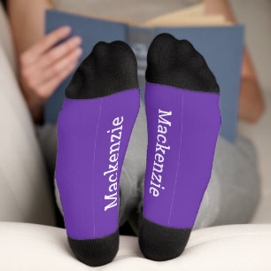 Lila personalisierter Name Monogramm unten Socken