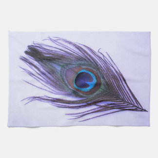 Lila Pfau-Feder auf lila Küchen-Tuch Geschirrtuch