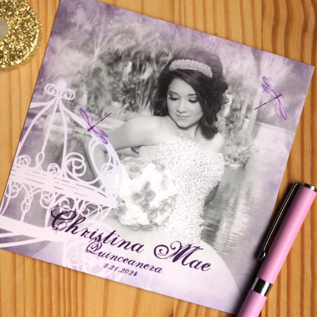 Lila Pferdetransporte Quinceañera Einladung (Whimsical purple quinceanera invitation with princess horse carriage)