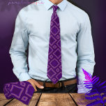 Lila Pink Diamond Pattern Neck Tie Krawatte<br><div class="desc">Karo aus dieser wunderschönen Krawatte mit einem Lila und rosa Diamantmuster. Diese helle Krawatte wird ein großartiges Geschenk für ihn,  deinen Vater,  deinen Freund oder deinen Bruder sein.</div>