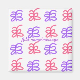 Lila Pink-Schmetterling-Doodmuster fügt Namenstext Magnet
