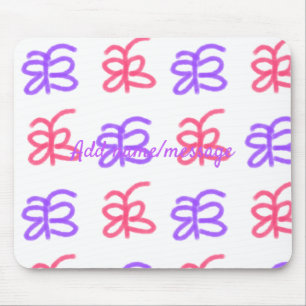 Lila Pink-Schmetterling-Doodmuster fügt Namenstext Mousepad