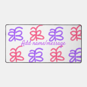 Lila Pink-Schmetterling-Doodmuster fügt Namenstext Schreibtischunterlage