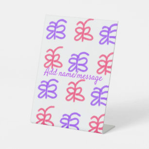 Lila Pink-Schmetterling-Doodmuster fügt Namenstext Sockelschild