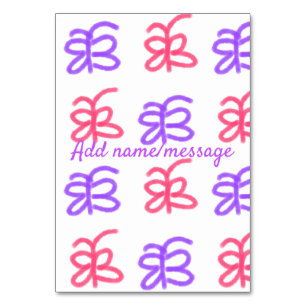 Lila Pink-Schmetterling-Doodmuster fügt Namenstext Tischnummer