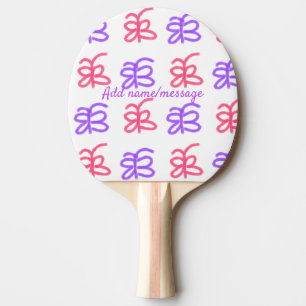 Lila Pink-Schmetterling-Doodmuster fügt Namenstext Tischtennis Schläger