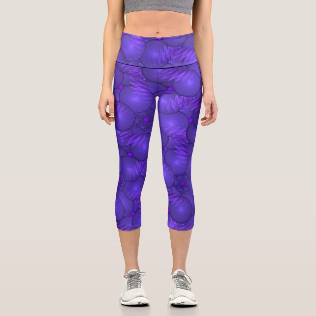 Lila Planeten, Muster des modernen Fraktals Capri Leggings (Vorderseite)