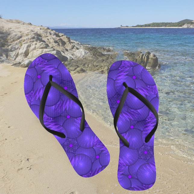 Lila Planeten, Muster des modernen Fraktals Flip Flops (Von Creator hochgeladen)