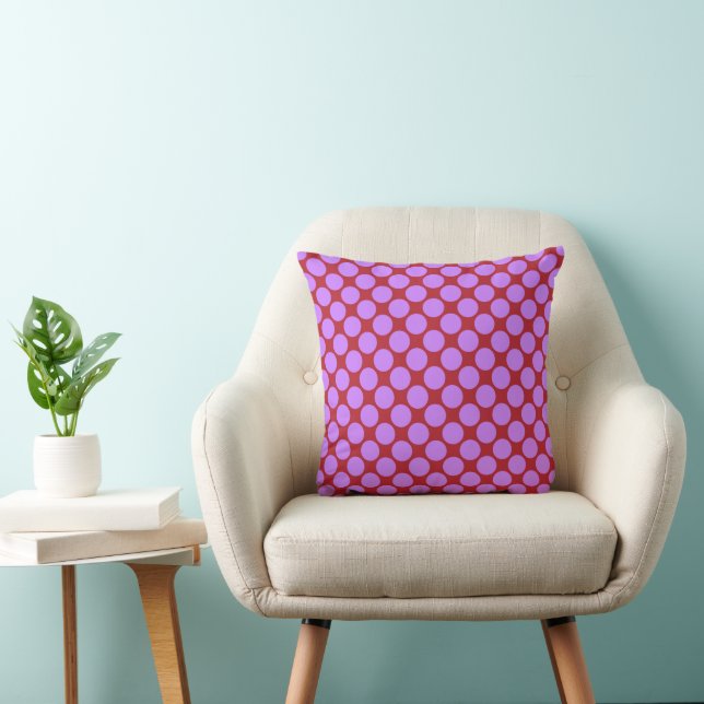 Lila Polka Dot Pattern auf Garnet Red Kissen (Stuhl )