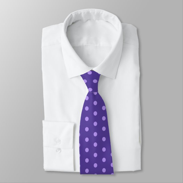 Lila Polka Dots. Mens Neck Tie Krawatte (Gebunden)
