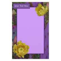 Lila Prickly Birne Opuntia Kaktus Gelbe Blüten