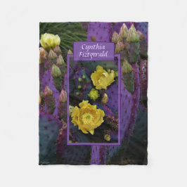 Lila Prickly Birne Opuntia Kaktus Gelbe Blüten Fleecedecke