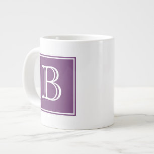Lila quadratische Monogramm-Spezialitäten-Tasse Jumbo-Tasse