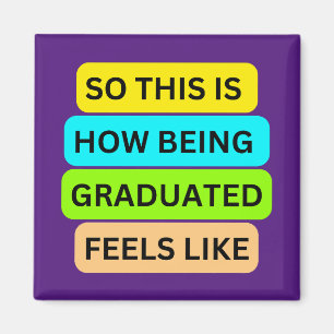 Lila Quadratmagnet SO_THIS_IS_HOW_BEING_GRADUATE Magnet