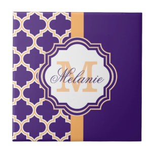 Lila Quatrefolienmonogramm Fliese
