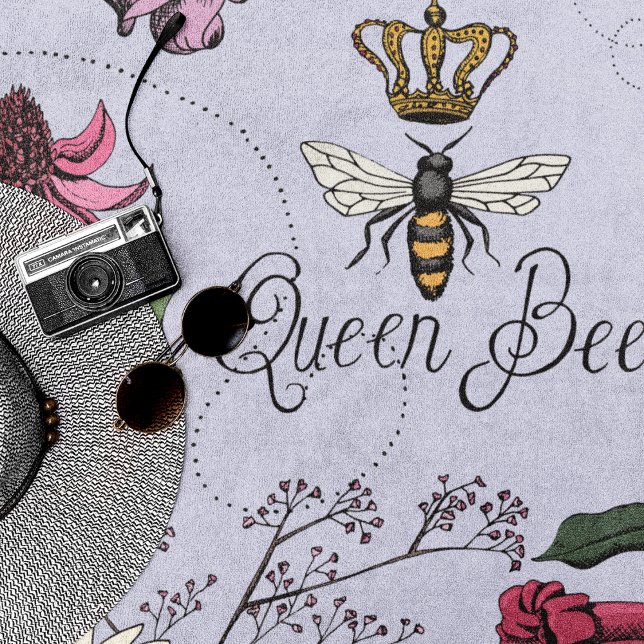 Lila Queen Bee Floral Muster Strandtuch (Lavender Queen Bee Royal Crown Floral Pattern with Queen Bee, Crown, Exotic flowers, bees, beehive)